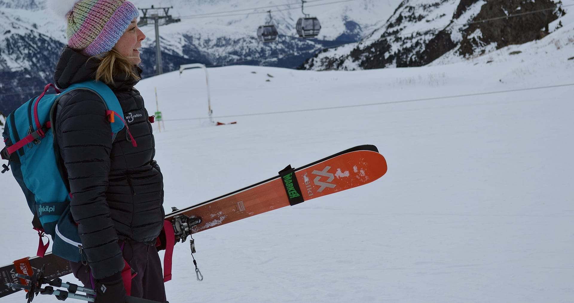 Skieuse de randonnée, skis fixés sur le sac à dos