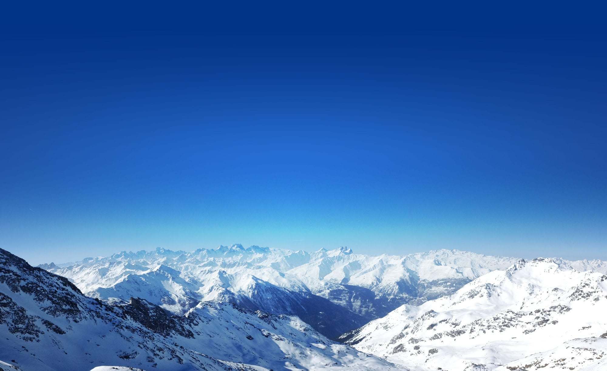 Sommets enneigés des 3 Vallées sous un ciel bleu