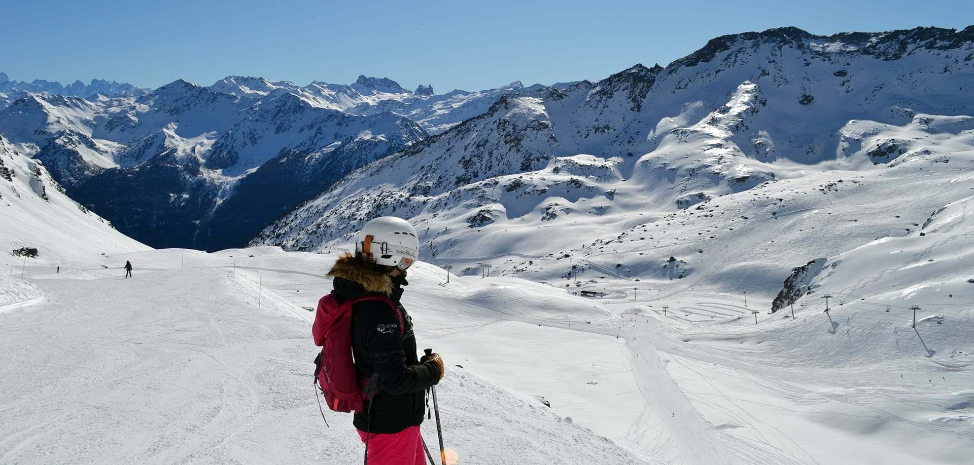 Skieuse face aux sommets du domaine Orelle-Val Thorens